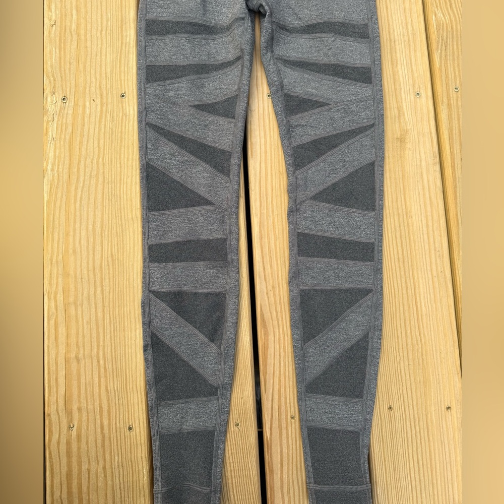 Special Edition Lululemon Grey 27” Wunder Under HR With Mesh Design - Picture 2 of 13